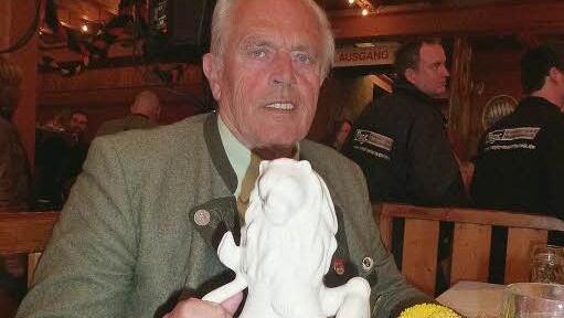 Der Löwe soll einen Ehrenplatz unter zahlreichen Trophäen in Theo Ankenbrands Besitz erhalten.  Foto: Schützenverein Unfinden