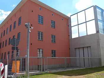 Die Justizvollzugsanstalt, im Volksmund "Villa Rosa", in Schweinfurt. Hier sitzt der frühere Bad Kissinger Oberbürgermeister Karl Heinz Laudenbach seit eineinhalb Jahren in Haft. Am 7. Dezember hat er die Hälfte der zu verbüßenden Strafe abgesessen, dann könnte er frei kommen. Entschieden ist aber noch nichts.