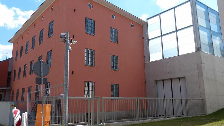 Die Justizvollzugsanstalt, im Volksmund "Villa Rosa", in Schweinfurt. Hier sitzt der frühere Bad Kissinger Oberbürgermeister Karl Heinz Laudenbach seit eineinhalb Jahren in Haft. Am 7. Dezember hat er die Hälfte der zu verbüßenden Strafe abgesessen, dann könnte er frei kommen. Entschieden ist aber noch nichts.