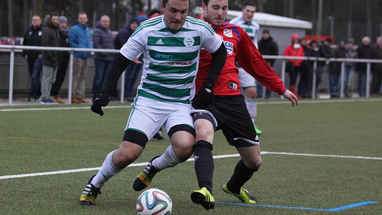 Der Weingartser Torsch&uuml;tze zum 1:0, Sebastian Friedl (r.), war gegen den SK Lauf II in der Kreisliga 2 ER/PEG eigentlich f&uuml;r die Defensive zust&auml;ndig. Hier holt er sich den Ball von Dominik B&uuml;rner.  Foto: Uwe Kellner