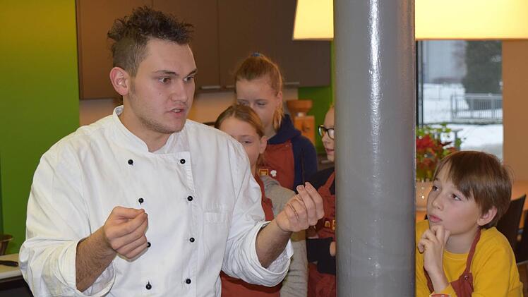 Samuel Lubiato, Küchenchef bei "Alla Rustica" erklärt 22 Jungen und Mädchen die Besonderheiten der italienischen Küche. Foto: Thomas Leistner