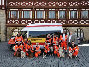Bürgermeister Franz Streit (rechts) mit der Rettungshundestaffel und dem neuen Fahrzeug.  Foto. Petra Malbrich