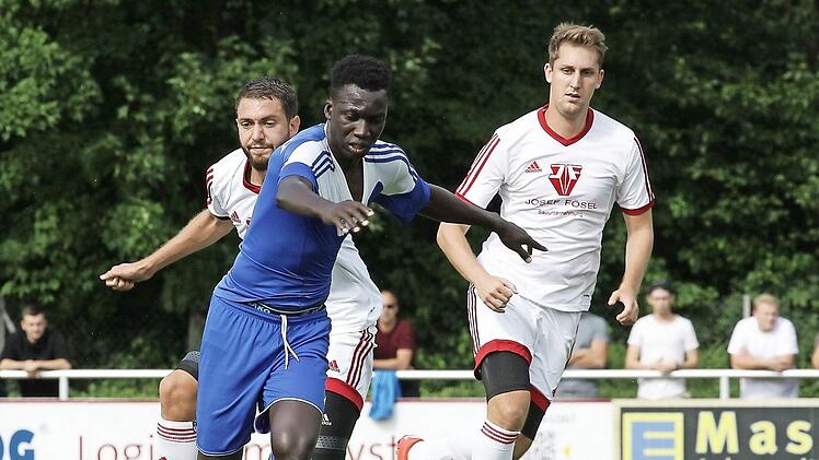 Der Frohnlacher Neuzugang Sayko Trawally setzte sich in Memmelsdorf gegen Tobias Weber (links) und Markus Saal (rechts) durch. Auf dem neuen Stürmer ruhen heute die Hoffnungen des VfL. Foto: sportpress