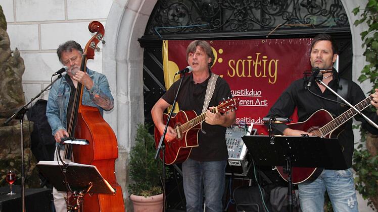 Für gute Unterhaltung beim Schlossparkfest wird im Innenhof des Wasserschlosses das Trio Zweisaitig sorgen.Herbert Fischer