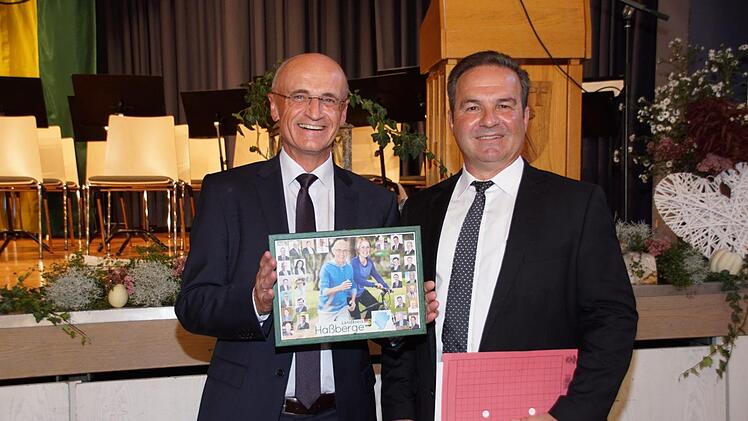 Lassen sie in springen oder feuern sie ihn an? Eine humorvolle Bildcollage aller Bürgermeister und der Bürgermeisterin im Landkreis überreichte Dieter Möhring als Kreisvorsitzender des Bayerischen Gemeindetages an Landrat Wilhelm Schneider.S. Weinbeer