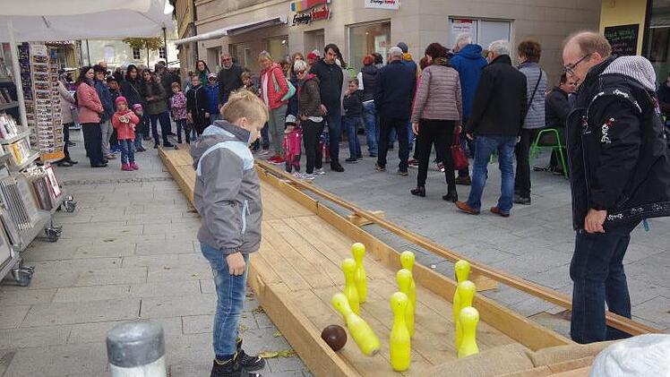 Das Kegeln auf der Holzbahn machte vielen Spaß.Heike Schülein