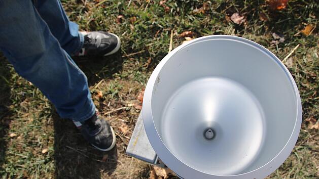 Der Auffangbehälter der Messstation des Deutschen Wetterdienstes auf dem Herrether Berg.Matthias Einwag