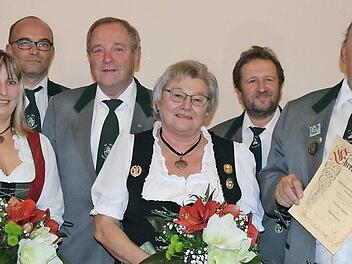 Ehrung bei den Weidh&auml;user Sch&uuml;tzen (von links): vorne: Christin G&auml;rtner, Katja Berghold, Christine und Werner Stephan sowie Claudia Frank; dahinter: Frank Marschall, Enrico Dietz, Vorsitzender Manfred Stark, Klaus Jacob und Zweiter Vorsitzender Andre Recknagel  Foto: Alexandra Kemnitzer