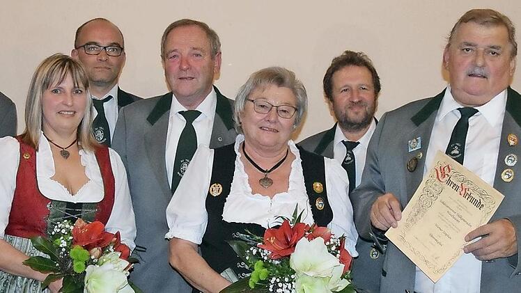 Ehrung bei den Weidh&auml;user Sch&uuml;tzen (von links): vorne: Christin G&auml;rtner, Katja Berghold, Christine und Werner Stephan sowie Claudia Frank; dahinter: Frank Marschall, Enrico Dietz, Vorsitzender Manfred Stark, Klaus Jacob und Zweiter Vorsitzender Andre Recknagel  Foto: Alexandra Kemnitzer