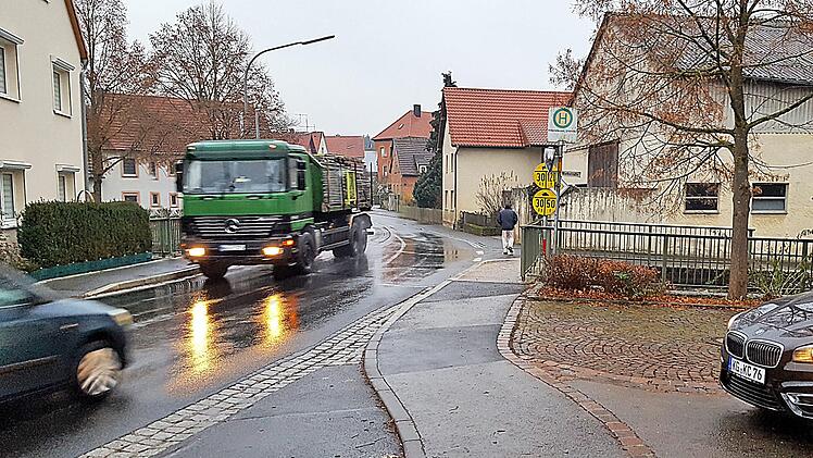 Zu schnell gefahren wird in der Durchfahrt von Volkershausen. Darüber  beklagen sich die Bürger seit Jahren in jeder Bürgerversammlung. Foto: Dieter Britz