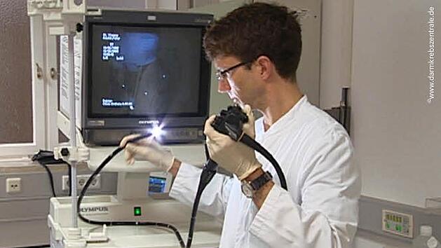 Die Darmspiegelung (Koloskopie) ist die sicherste Methode zur Früherkennung bei Darmkrebs. Zur Untersuchung des Darms nutzt der Arzt einen flexiblen Schlauch. Foto: Darmkrebszentrale
