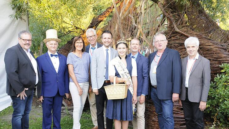 Erstmals pr&auml;sentierte sich die Deutsche Korbstadt Lichtenfels als offizieller Partner des Weltfestivals der Flechtweide und der Flechtkultur im polnischen Nowy Tomysl. Zur Er&ouml;ffnung reiste eine offizielle Delegation der Stadt mit B&uuml;rgermeister Andreas H&uuml;gerich (Mitte) an der Spitze sowie Korbstadtk&ouml;nigin Alicia I., Kulturreferent Arnt-Uwe Schille, Stadtr&auml;ten, dem Gesch&auml;ftsf&uuml;hrer des ZEF Manfred Rauh (l.), dem Leiter der Berufsfachschule f&uuml;r Flechtwerkgestaltung, Hans-J&uuml;rgen Lichy, und Sch&uuml;ler...