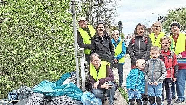 Das Team mit dem gesammelten M&uuml;ll