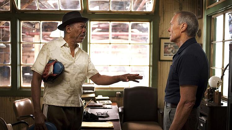 Eddie, (Morgan Freeman, links), auch als Scrap bekannt, setzt sich f&uuml;r Maggie ein. Sie verfolgt den gleichen Traum wie er fr&uuml;her. Doch der hartn&auml;ckige Frankie (Clint Eastwood) ist schwer zu &uuml;berzeugen.