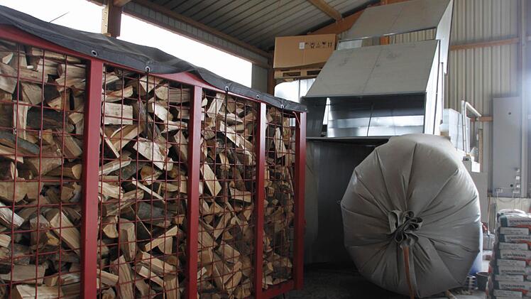 Die  Wärme der Biogas-Anlage  nutzt Hermann Greif zum Trocknen von Holz.