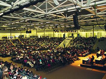 Theoretisch wäre Platz gewesen für fast alle HUK-Mitarbeiter: Für die Betriebsversammlung wurde auch die Sporthallenfläche in der HUK-Coburg-Arena bestuhlt. Foto: HUK Coburg