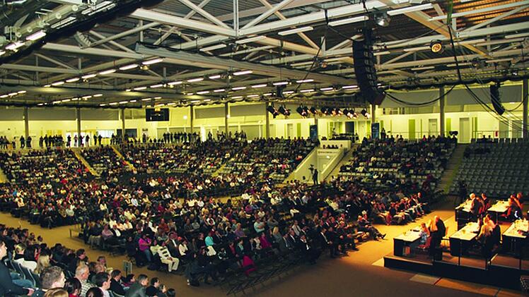 Theoretisch wäre Platz gewesen für fast alle HUK-Mitarbeiter: Für die Betriebsversammlung wurde auch die Sporthallenfläche in der HUK-Coburg-Arena bestuhlt. Foto: HUK Coburg