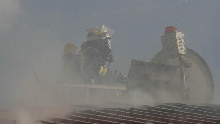 Über das Dach versuchten die Feuerwehrleute zum Brandherd zu gelangen. Foto: G. Bauer