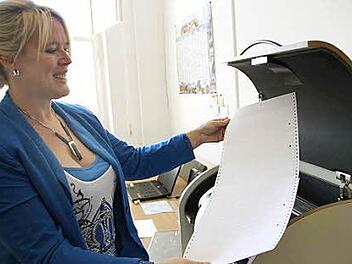 Behindertenbeauftrage Nicole Orf präsentiert den ersten Ausdruck des neuen Brailledruckers.  Foto: Pressestelle Bamberg