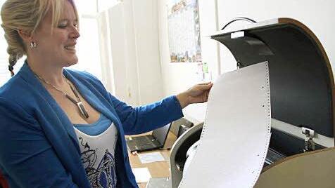 Behindertenbeauftrage Nicole Orf präsentiert den ersten Ausdruck des neuen Brailledruckers.  Foto: Pressestelle Bamberg