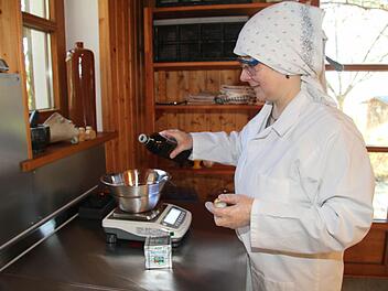 Evi Näher stellt Seifen her. Öl oder Kokosfett sind die Basis für die Seifen. Fotos: Sonja Adam