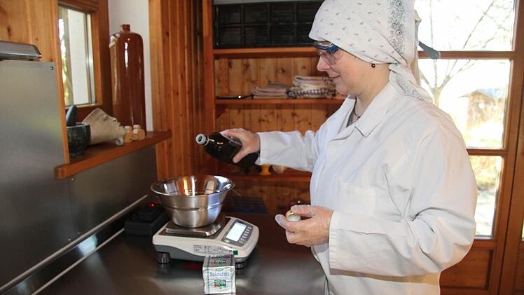 Evi Näher stellt Seifen her. Öl oder Kokosfett sind die Basis für die Seifen. Fotos: Sonja Adam