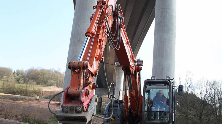 Die Geländemodellierung unter der Brücke ist fast abgeschlossen. Foto: Ulrike Müller