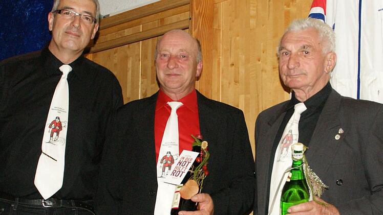 Den Dank der Mitglieder an das Führungsduo sprach Gerhard Barthelme (links) aus. Alfons Neeb (rechts) ist seit 30 Jahren 2. Vorsitzender, das Amt des 1. Vorsitzenden übernahm Jürgen Karg vor 15 Jahren.