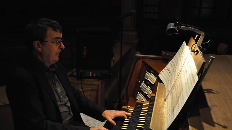 Kirchenmusikdirektor Jörg Wöltche an der Steinmeyer-Orgel. Foto: Peter Klopf