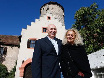 Johann Sebök aus Bamberg und seiner Frau Michaela gehört nun die Burg Lisberg.  Foto: Matthias Hoch