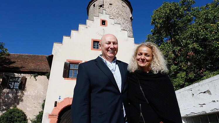 Johann Sebök aus Bamberg und seiner Frau Michaela gehört nun die Burg Lisberg.  Foto: Matthias Hoch
