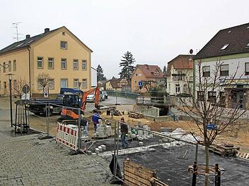 Momentan sind die Bauarbeiter damit beschäftigt, das Pfaster in der Bahnhofstraße so weit fertig zu machen, dass die Baustelle während der Feiertage für den Kraftfahrzeugverkehr freigegeben werden kann. Fotos: Matthias Einwag