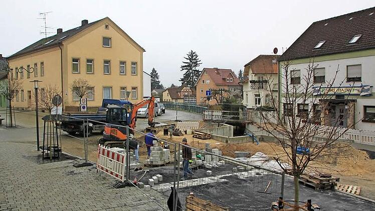 Momentan sind die Bauarbeiter damit beschäftigt, das Pfaster in der Bahnhofstraße so weit fertig zu machen, dass die Baustelle während der Feiertage für den Kraftfahrzeugverkehr freigegeben werden kann. Fotos: Matthias Einwag