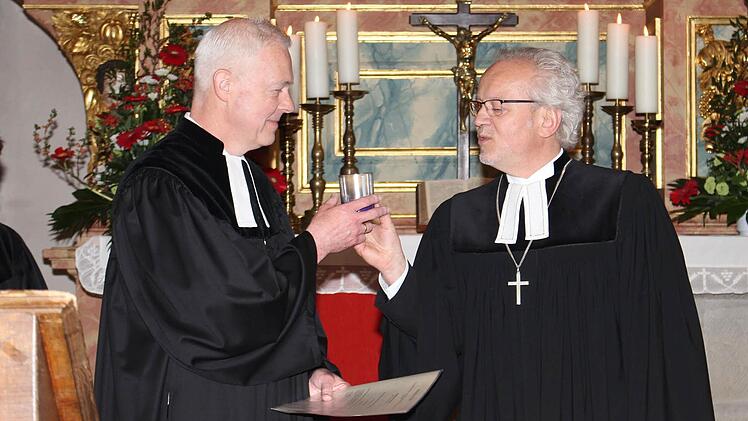 Dekan Lechner (r.) mit einem Erinnerungsgeschenk an Pfarrer Andreas Sauer  Foto: Evi Seeger