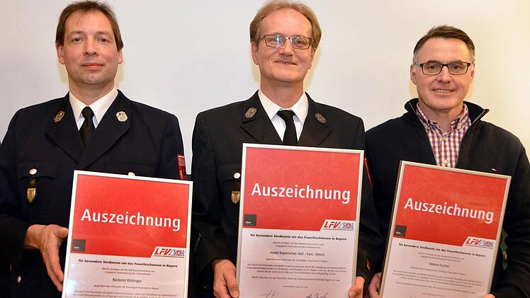 Der Landesfeuerwehrverband ehrte erstmals nun auch Firmen für die Freistellung von Feuerwehrdienstleistenden. Olaf Röttinger (Bäckerei Röttinger), Jürgen Dösch (Hotel und Restaurant Bayerischer Hof) und Marcus Fischer (Elektro Fischer) nahmen die Auszeichnung entgegen. Foto. Peter Rauch
