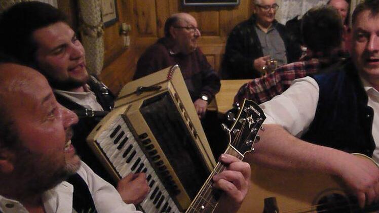 A echte Gaudi: das Wirtshaussingen in Ebersdorf bei Coburg. Foto: Berthold Köhler