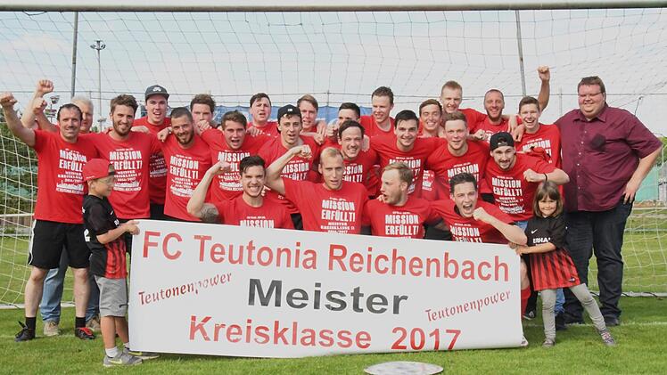 Unser Bild zeigt (hinten, von links) Torwarttrainer Steffen Kleinhenz, Klaus Katzenberger, Julian Hergenröther, Patrick Weisenseel, Patrick Hergenröther, Christopher Saal, Fabian Mellenthin, Jonas Schäfer, Markus Buhlheller, Markus Weisenseel, Jan Back, Christian Pickel, Felix Götz, Jannik Schäfer, Moritz Dieterle, Maxi Götz, Michael Schön, Spielertrainer Sebastian Schmitt, Sebastian Grumann, David Dietz und Andreas Träger sowie (vorne, von links) Dominik Reiter, Michael Seith, Christoph Hill...