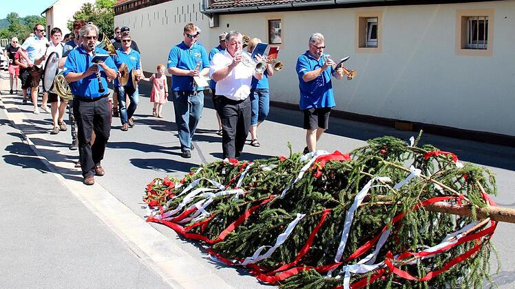 Zug durchs Dorf - hinter dem Baum die Wachenrother Blasmusik  Foto: Johanna Blum