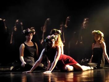 Die Elfenkönigin Titania (Nina Rademacher) lässt sich von den Elfen in den Schlaf singen. Foto: Gerhild Ahnert