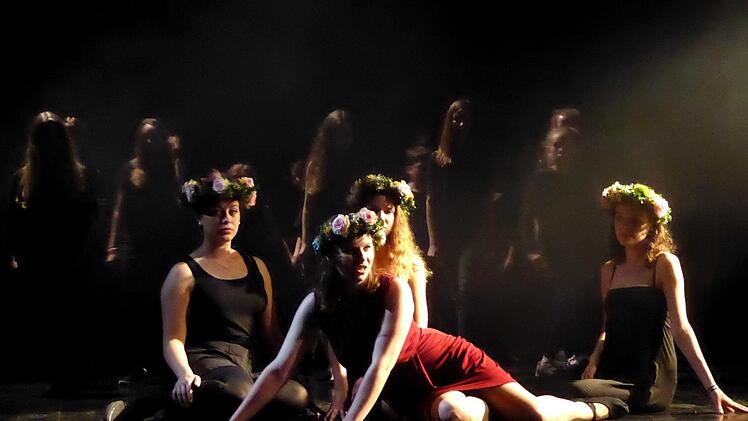 Die Elfenkönigin Titania (Nina Rademacher) lässt sich von den Elfen in den Schlaf singen. Foto: Gerhild Ahnert