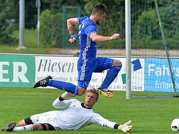 SpVgg Heßdorf - SpVgg Zeckern. Die Gäste (blau) gewannen knapp, aber nicht unverdient und stehen auf Rang 2.  Foto: Picturedreams
