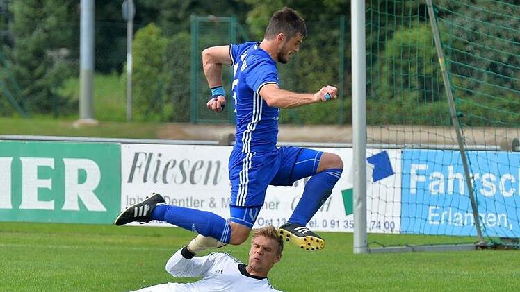 SpVgg Heßdorf - SpVgg Zeckern. Die Gäste (blau) gewannen knapp, aber nicht unverdient und stehen auf Rang 2.  Foto: Picturedreams