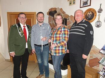 Schützenmeister Michael Wimmel (von links) ehrte die langjährigen Aktiven Günter Goll, Silke Schlereth und Gregor Metz. Es fehlen Gerd Metz und Siegfried Kröckel. Wolfgang Wimmel
