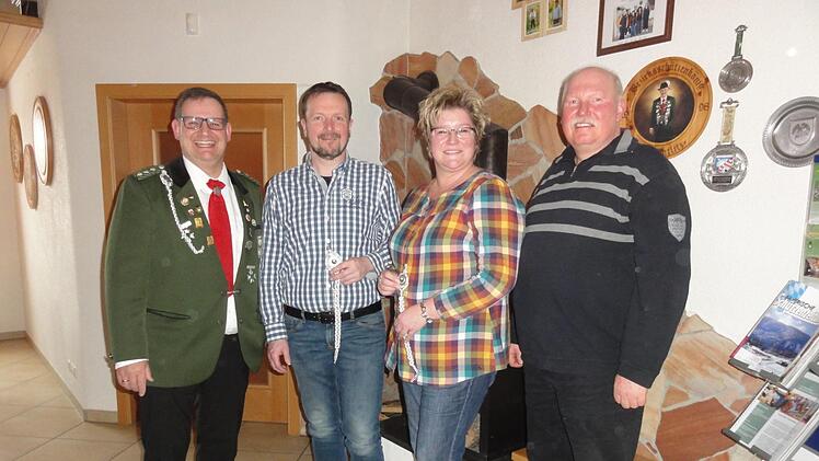 Schützenmeister Michael Wimmel (von links) ehrte die langjährigen Aktiven Günter Goll, Silke Schlereth und Gregor Metz. Es fehlen Gerd Metz und Siegfried Kröckel. Wolfgang Wimmel