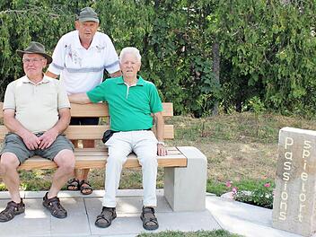 Werner Pfeuffer, Willi Franz und Horst Heubner haben schon mal auf der von ihnen gebauten Bank Platz genommen.  Foto: Carsten H&ouml;llein