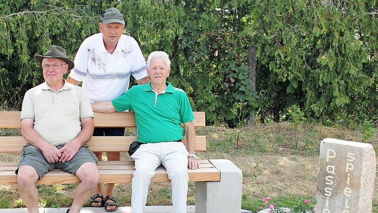 Werner Pfeuffer, Willi Franz und Horst Heubner haben schon mal auf der von ihnen gebauten Bank Platz genommen.  Foto: Carsten H&ouml;llein