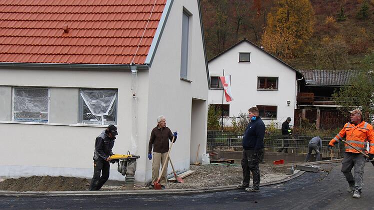 Für das neue Dorfgemeinschaftshaus wurde die äußerst breite Straße verschmälert.Tanja Krumm