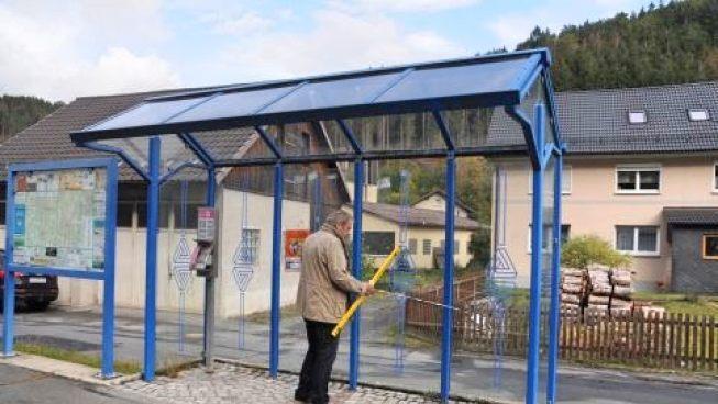 VdK-Lotse Günter Bauer am Bushäuschen in der  Kronacher Straße. Die Bushäuschen im gesamten Dorfgebiet bieten keine Sitzgelegenheiten für Wartende. Tristian Förtsch