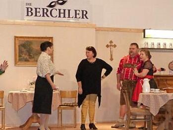 Eine rauschende Premiere feierten "Die Berchler" mit ihrem neuen Stück "Die Hochzeits(ver)planer" in der ausverkauften Kupferberger Stadthalle. Unser Bild zeigt (von links) Stefka Kodisch, Doris Holhut, Martina Rucker, Markus Ittner, Christina Exner und Willi Rucker. Foto: kpw