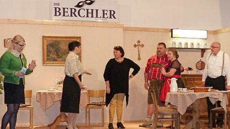 Eine rauschende Premiere feierten "Die Berchler" mit ihrem neuen Stück "Die Hochzeits(ver)planer" in der ausverkauften Kupferberger Stadthalle. Unser Bild zeigt (von links) Stefka Kodisch, Doris Holhut, Martina Rucker, Markus Ittner, Christina Exner und Willi Rucker. Foto: kpw